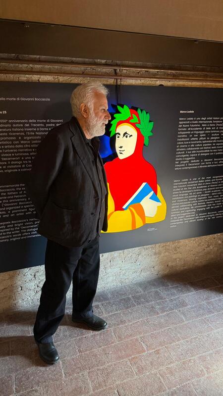 Inaugurata la mostra di Marco Lodola nella torre panoramica di Casa Boccaccio. L’artista interpreta il grande autore del Trecento e il Decameron. “Lodola et Boccaccio 25”: 10 opere su tela e una scultura a grandezza naturale di Giovanni Boccaccio